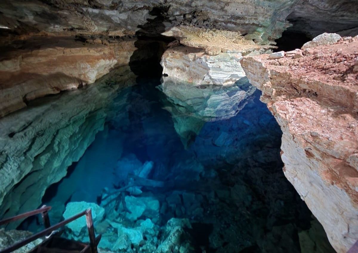 Caverna com águas azul-intenso no Poço Azul, Chapada Diamantina